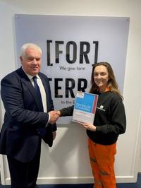 Forterra Nia Lewis receiving the Clay Drying and Firing Student Award 002